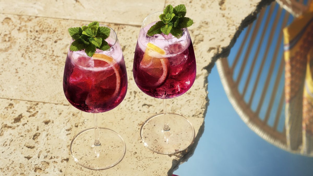 Zwei Gläser mit Martini Pomegranate.