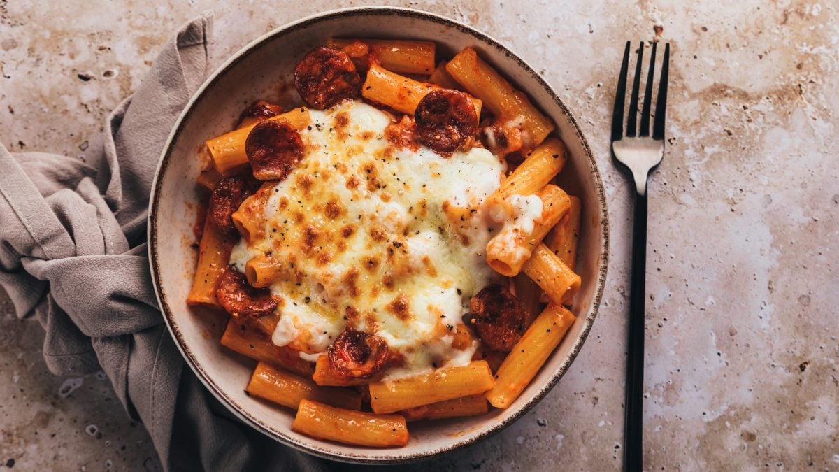 Nudelauflauf mit Chorizo und Béchamelsauce in einer Schüssel.