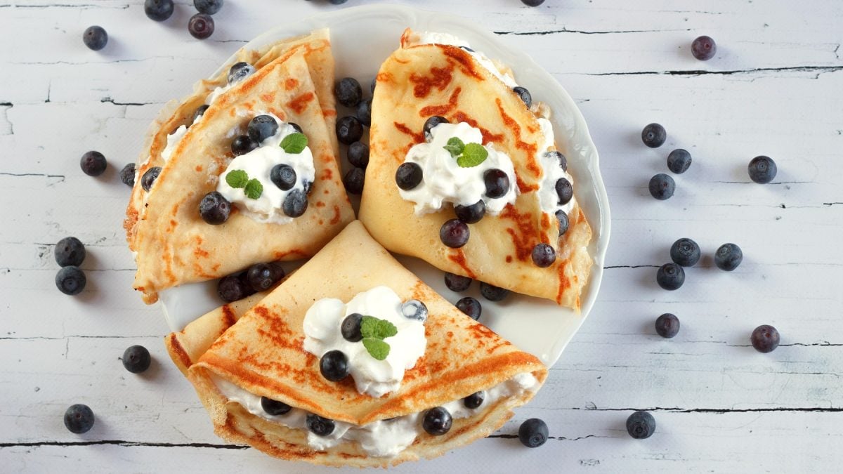 Pfannkuchen mit Heidelbeer-Schmand-Füllung von oben fotografiert.