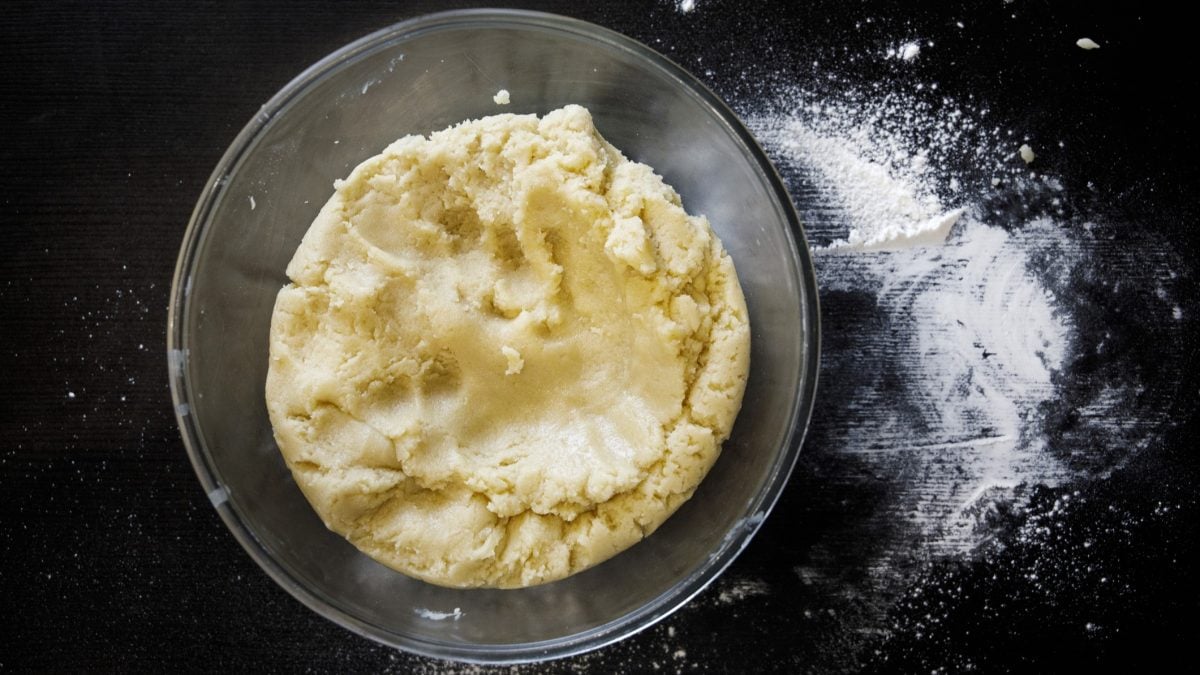 Quark-Öl-Teig in einer Glasschüssel.