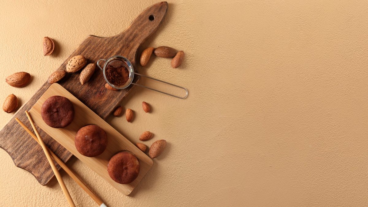 Heiße-Schoko-Mochi auf einem hölzernen Brett auf beigen Hintergrund.