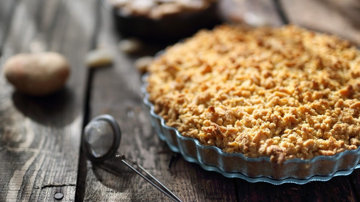 Streusel aus klassischem Grundrezept in einer gläsernen Tarteform.