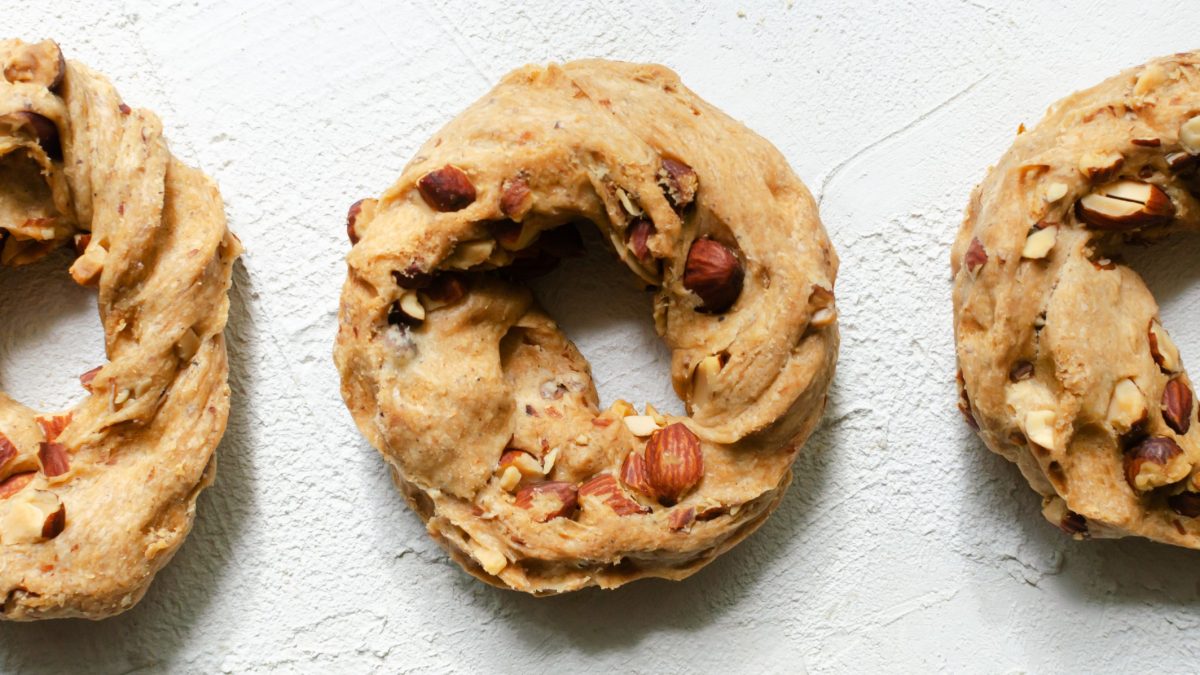 Taralli napoletani auf weißem Untergrund von oben fotografiert.