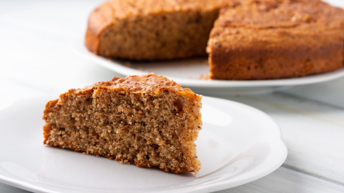 Stück Torta grigna vor dem angeschnittenen Kuchen.