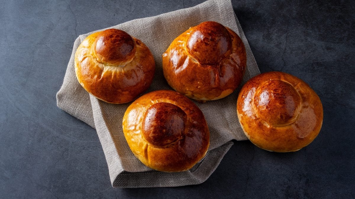 Brioche col tuppo auf grauem Untergrund von oben fotografiert.