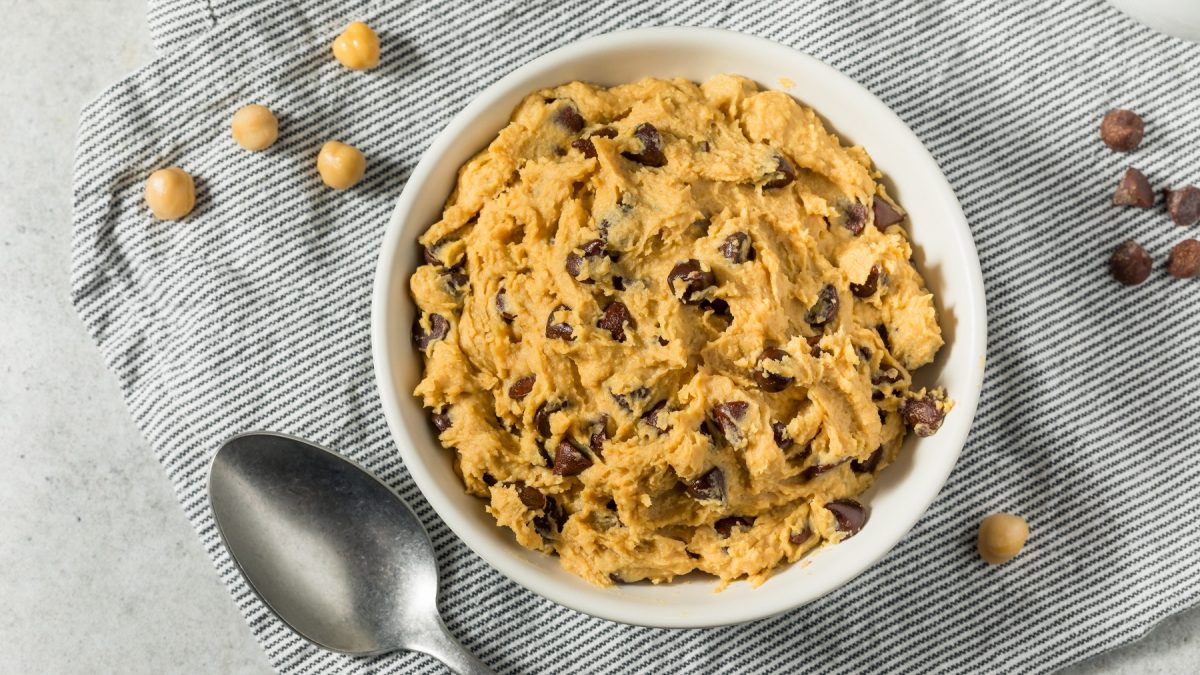 Cookie Dough aus Kichererbsen mit Schokodrops von oben fotografiert in einer Schüssel.