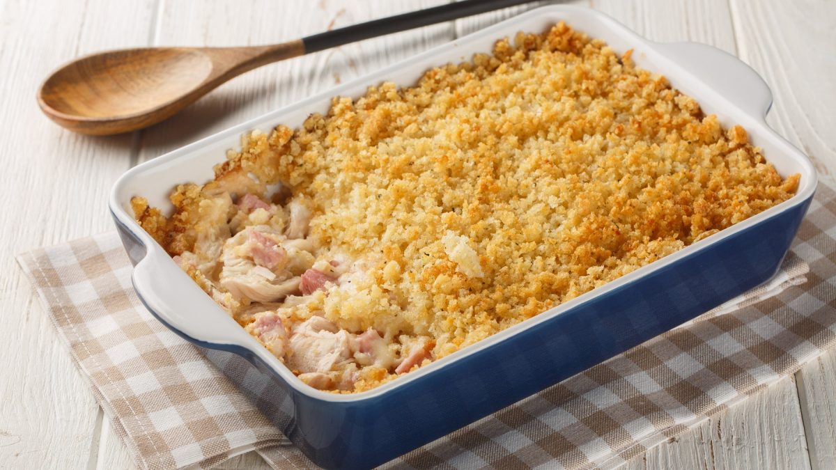 Cordon-Bleu-Auflauf in einer Auflaufform mit baluem Rand.