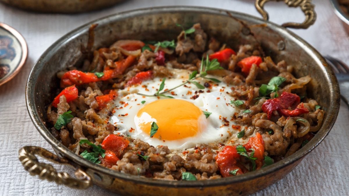 Draufsicht, schräg: Eine Pfanne Kiymali Yemek mit Spiegelei.