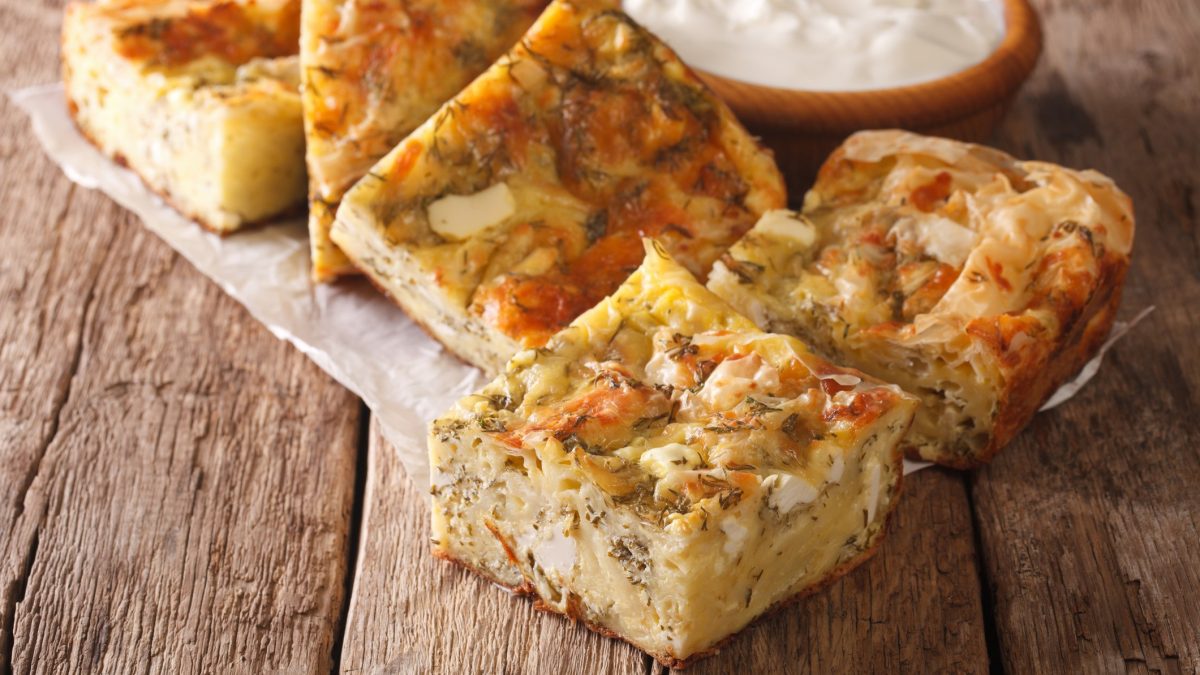 Angeschnittener Gibanica auf Holzplanken.