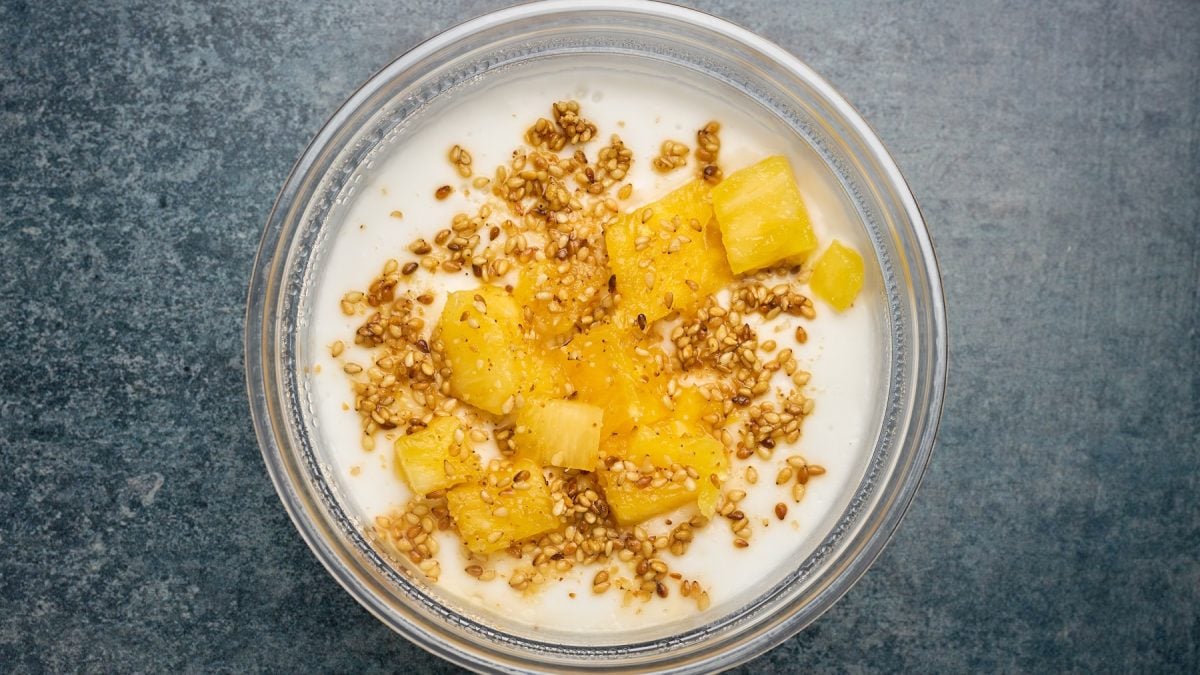 Haupia von oben mit Ananas-Sesam-Topping fotografiert.