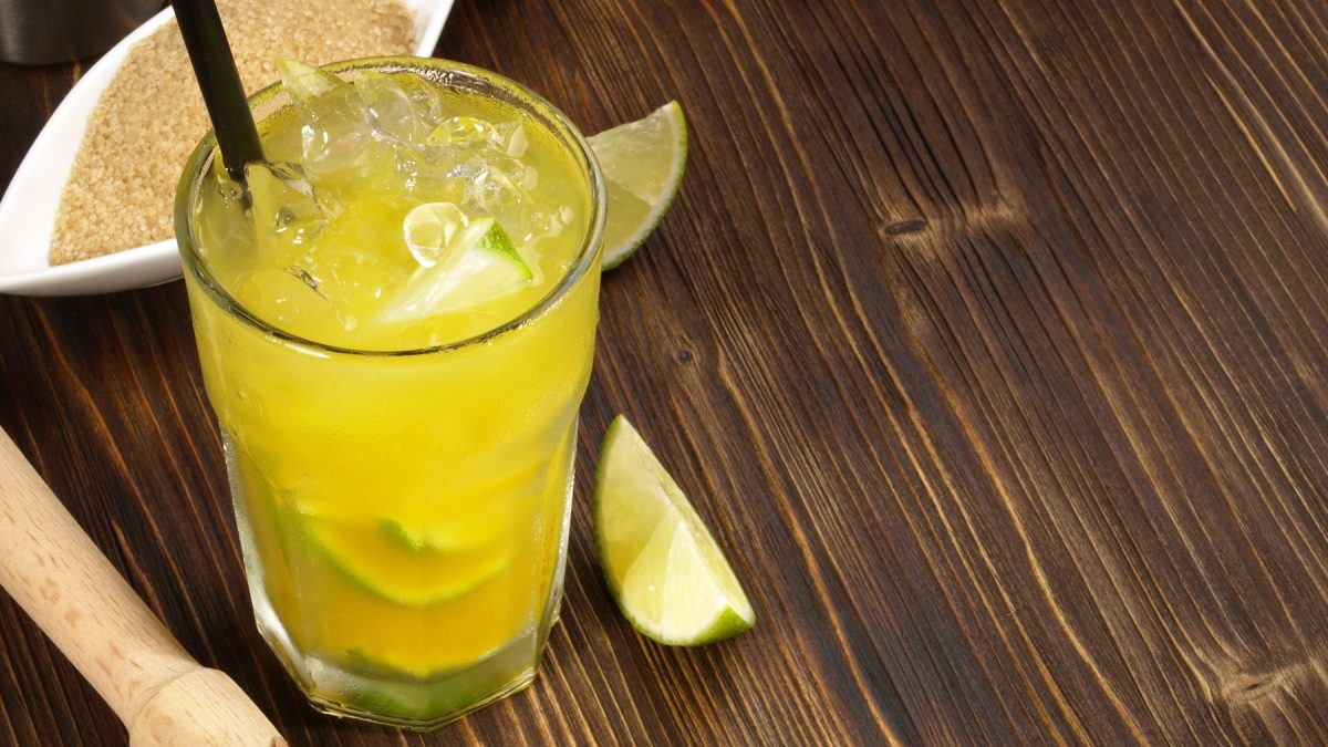 Ipanema Cocktail in einem Glas schräg von oben fotografiert.