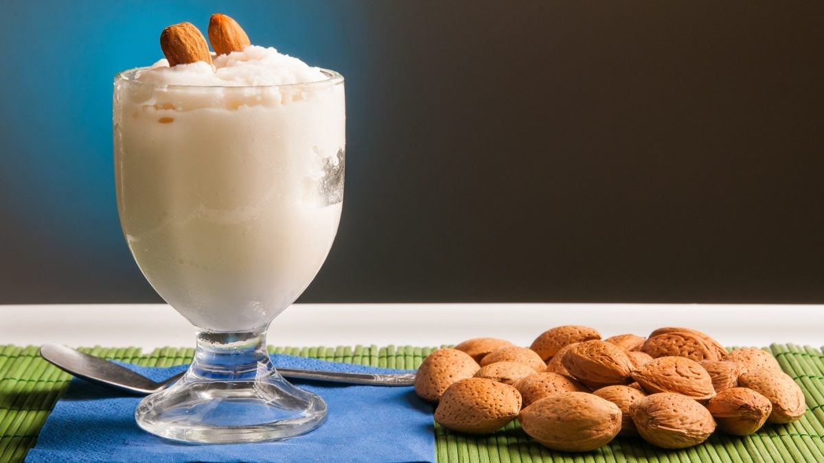 Mandel-Granita in einem Eisbecher, dekoriert mit Mandelkernen.