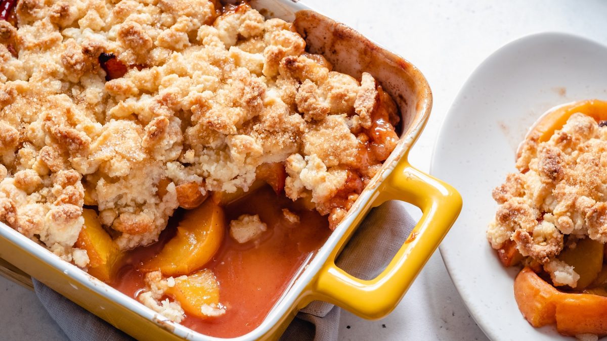 Peach Cobbler in einer Auflaufform von oben fotografiert.