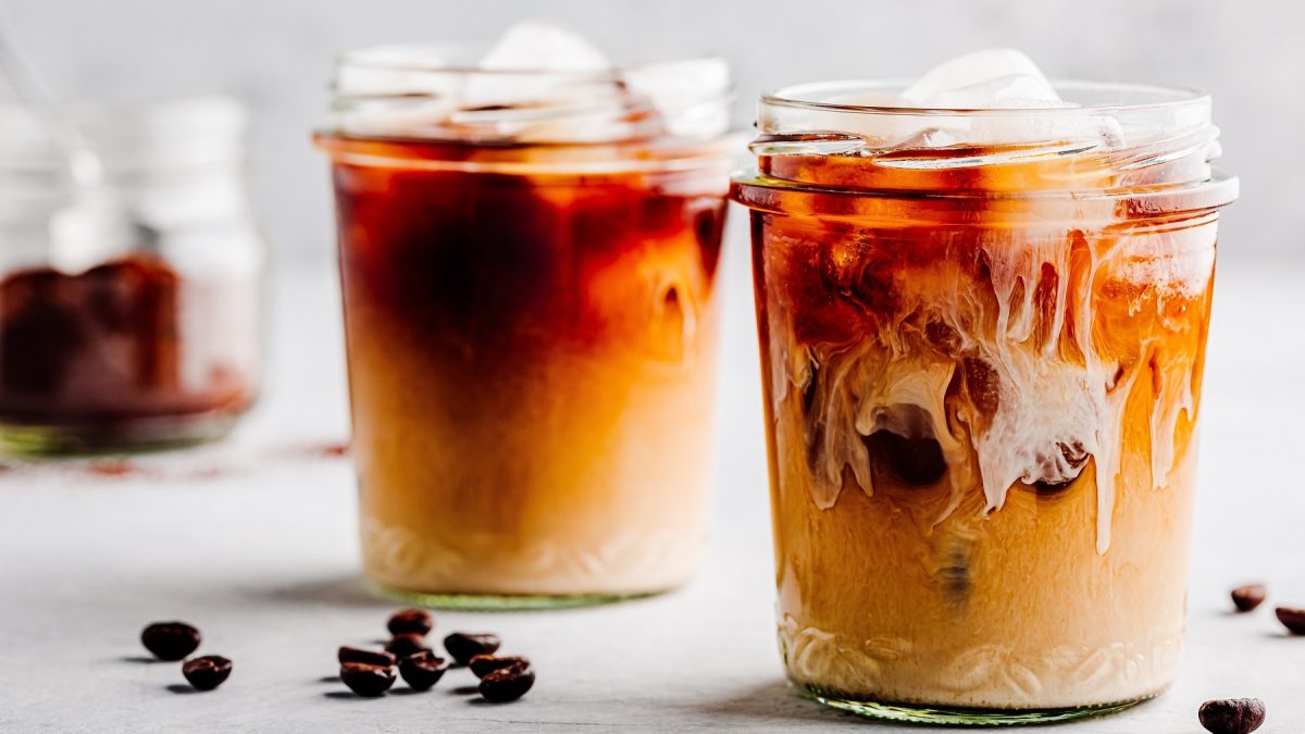 Rhabarber-Pie Eiskaffee in zwei Gläsern mit Eis.