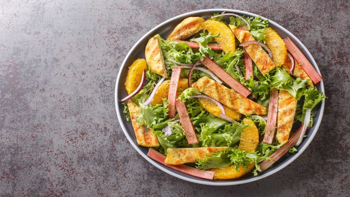 Rhabarbersalat in einer Schüssel mit den Toppings von oben fotografiert.
