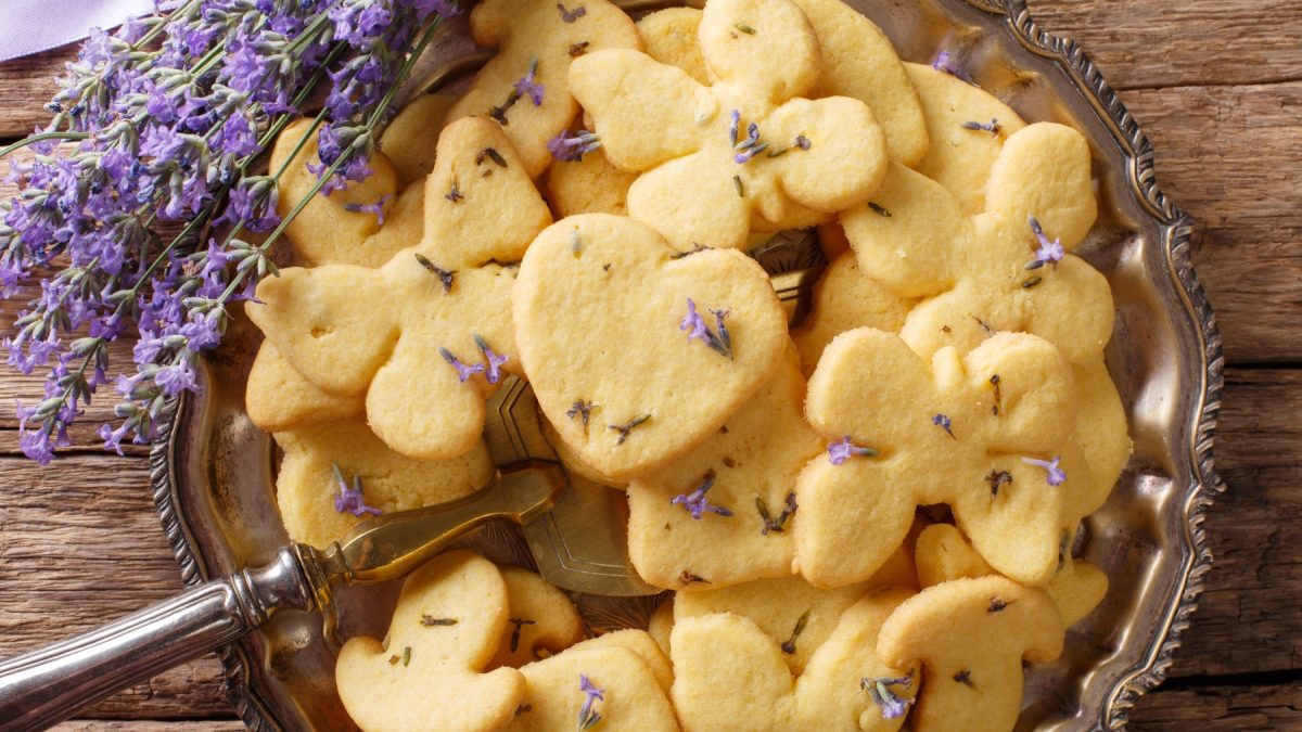 vegane Lavendelkekse in Glasschüssel, daneben Lavendel.