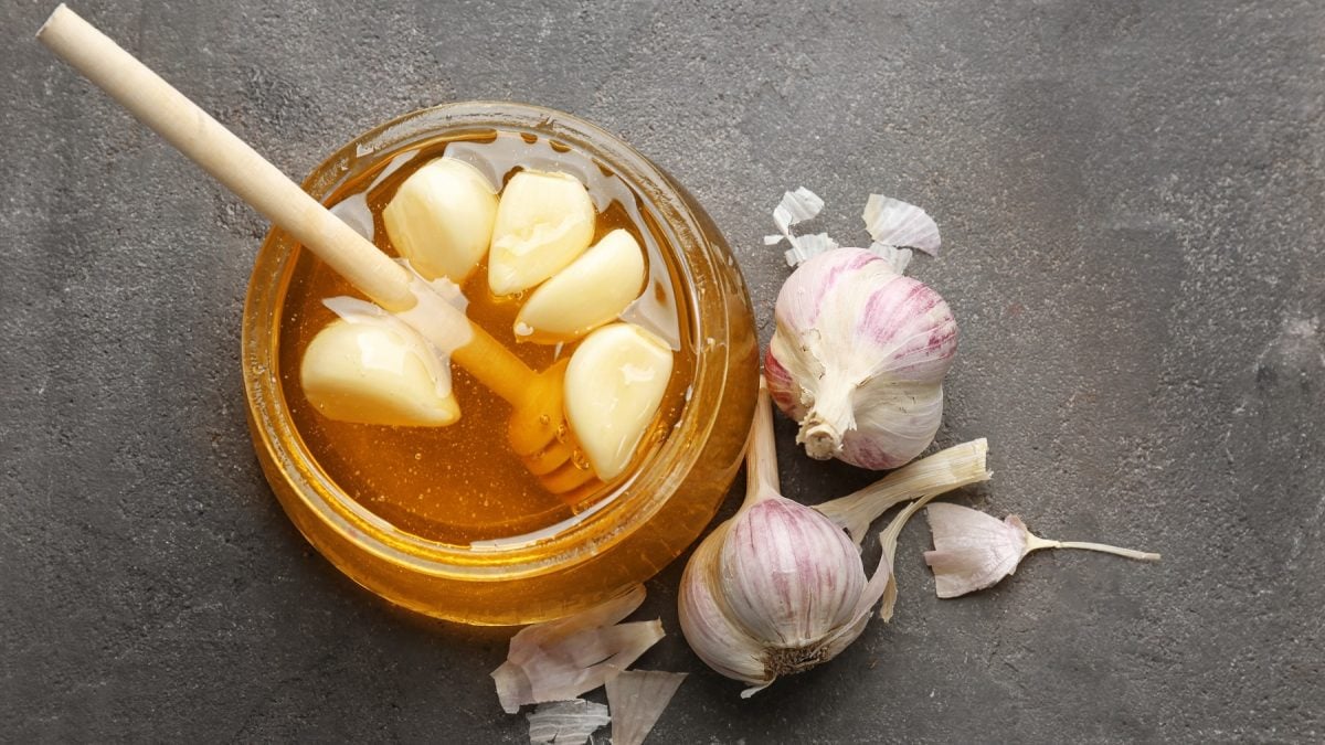 Knoblauch in Honig fermentiert in einem Glas von oben fotografiert.