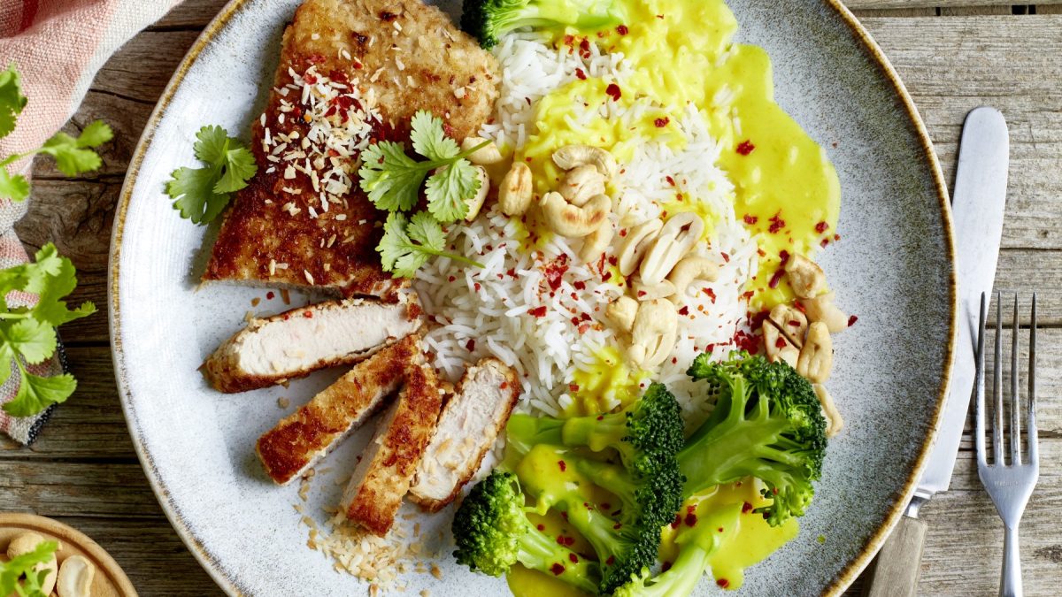 Kokos-Schnitzel mit Currysauce: Hausmannskost trifft auf asiatisch ...