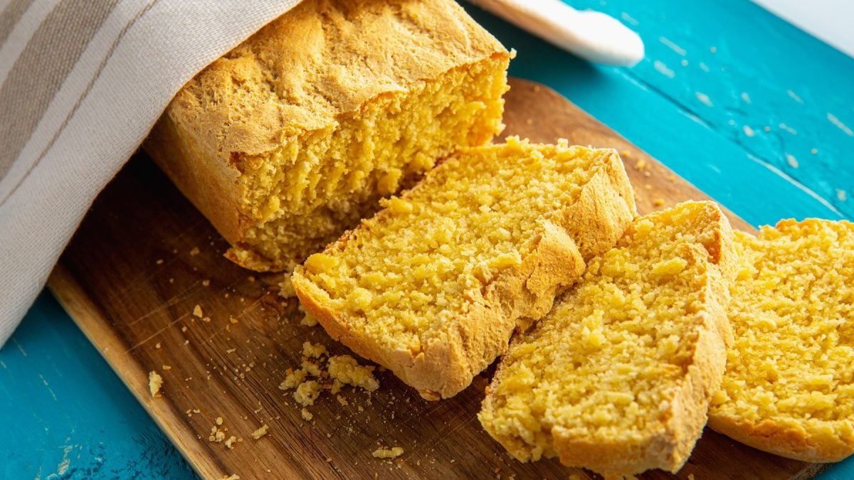 Dieses Maisbrot besticht durch seine einfache Zubereitung, die fluffige Textur und die gelbe Farbe.