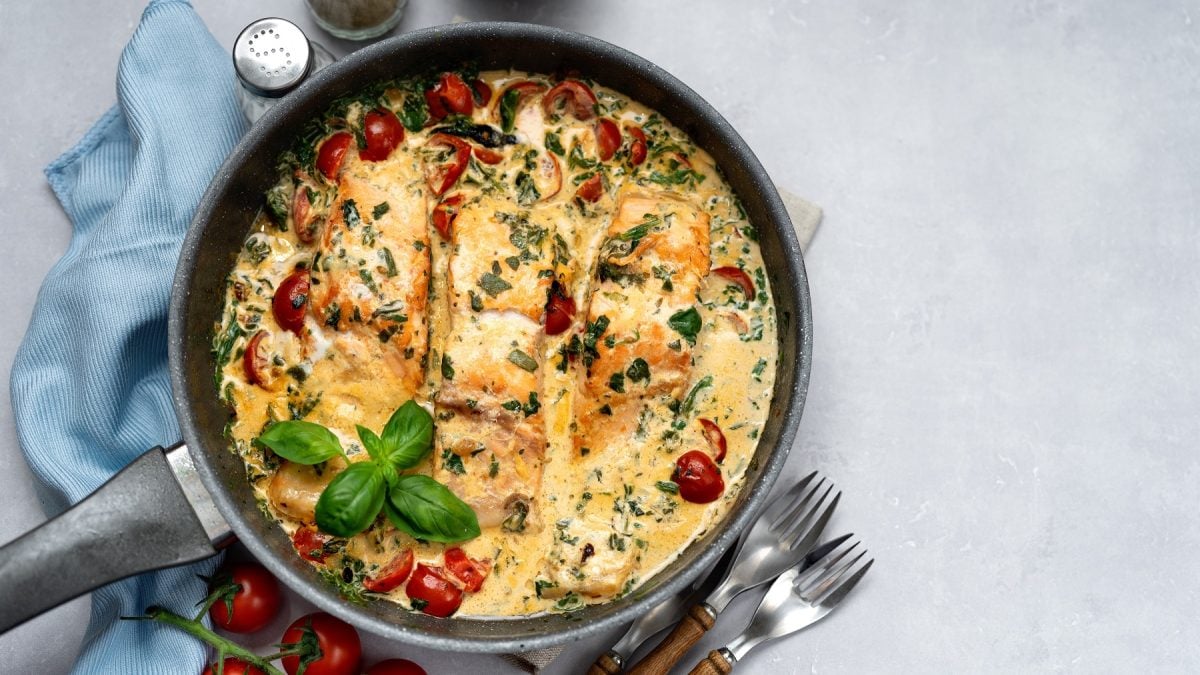 Mediterraner Lachs in einer Pfanne von oben fotografiert.