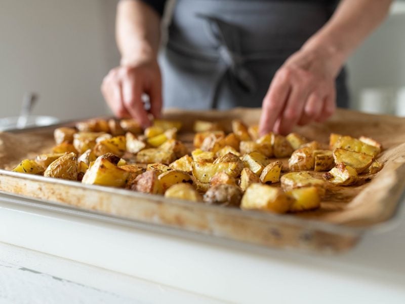 Ofenkartoffeln auf einem Backblech die vorbereitet und zubereitet werden soll.