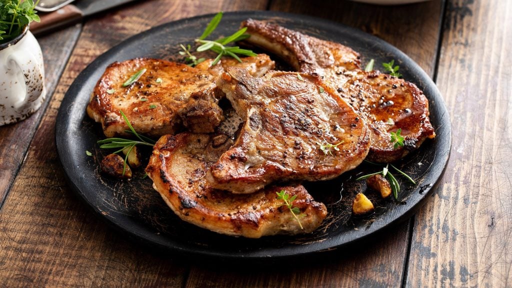 Kotelett braten für Einsteiger – so einfach gelingt’s auf den Punkt