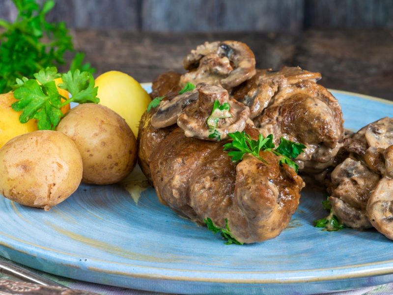 Kroatisches Schnitzel Baron Trenk auf einem blauen Teller serviert.