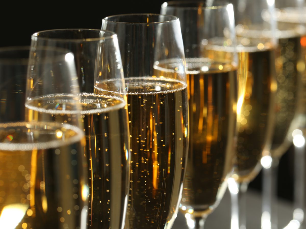 Mehrere Sektflöten gefüllt mit Sekt.