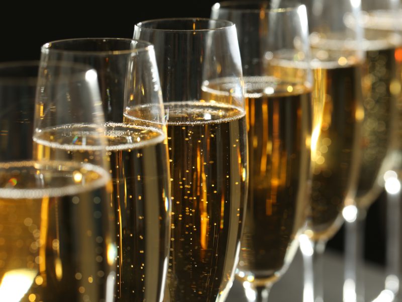 Mehrere Sektflöten gefüllt mit Sekt.