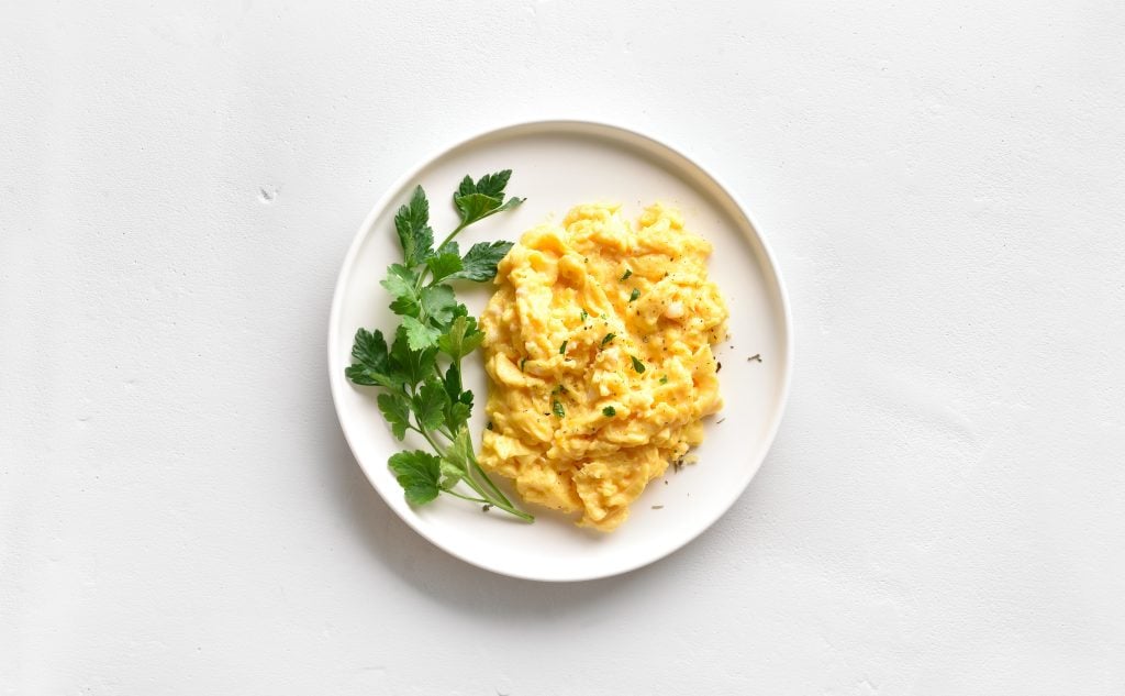 Cremiges Rührei? Mit dieser Extra-Zutat wird’s einfach perfekt!