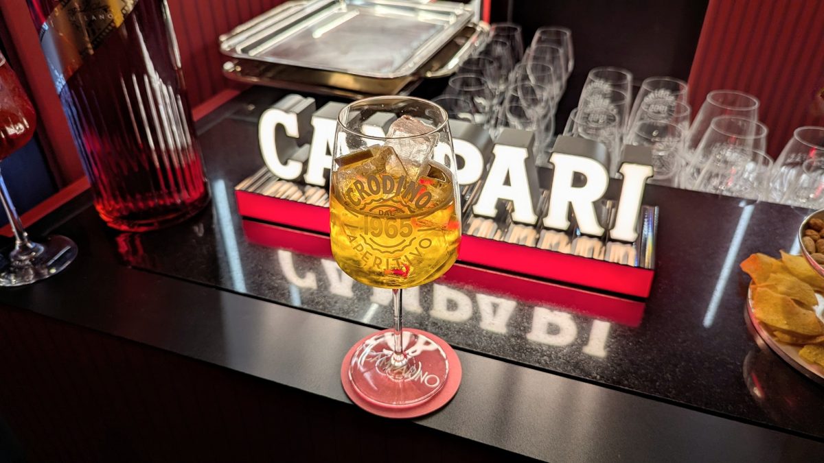 Der Crodino Spritz an der Campari-Bar mit leuchtendem Logo im Hintergrund.