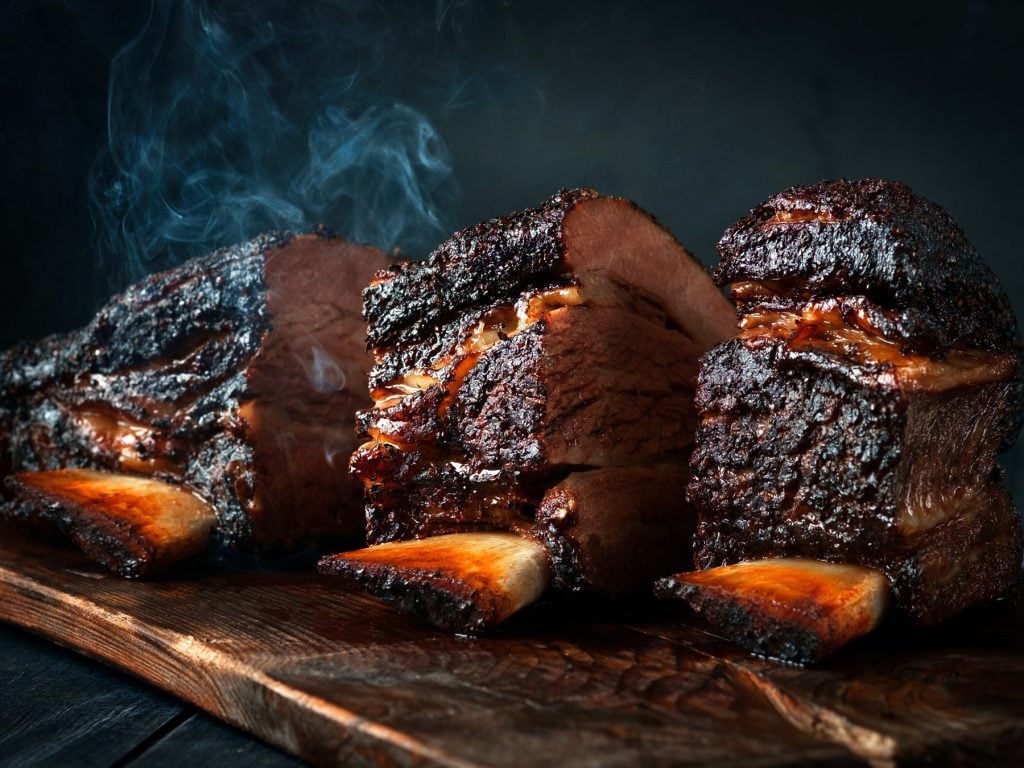 Smoken wie die Profis: So gelingt zartes Fleisch mit echtem BBQ-Geschmack