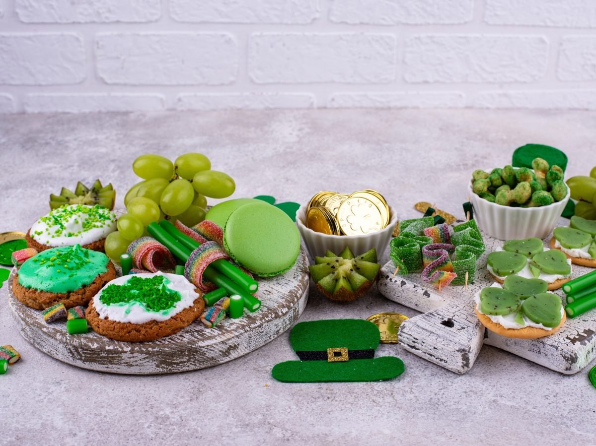 Ein gedeckter Tisch mit vielen Leckereien, passend zum Saint Patricks Day.