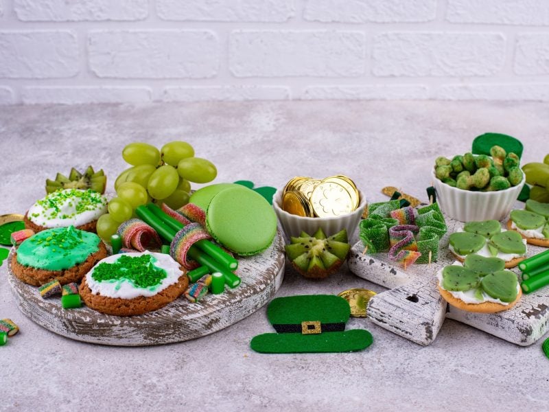 Ein gedeckter Tisch mit vielen Leckereien, passend zum Saint Patricks Day.