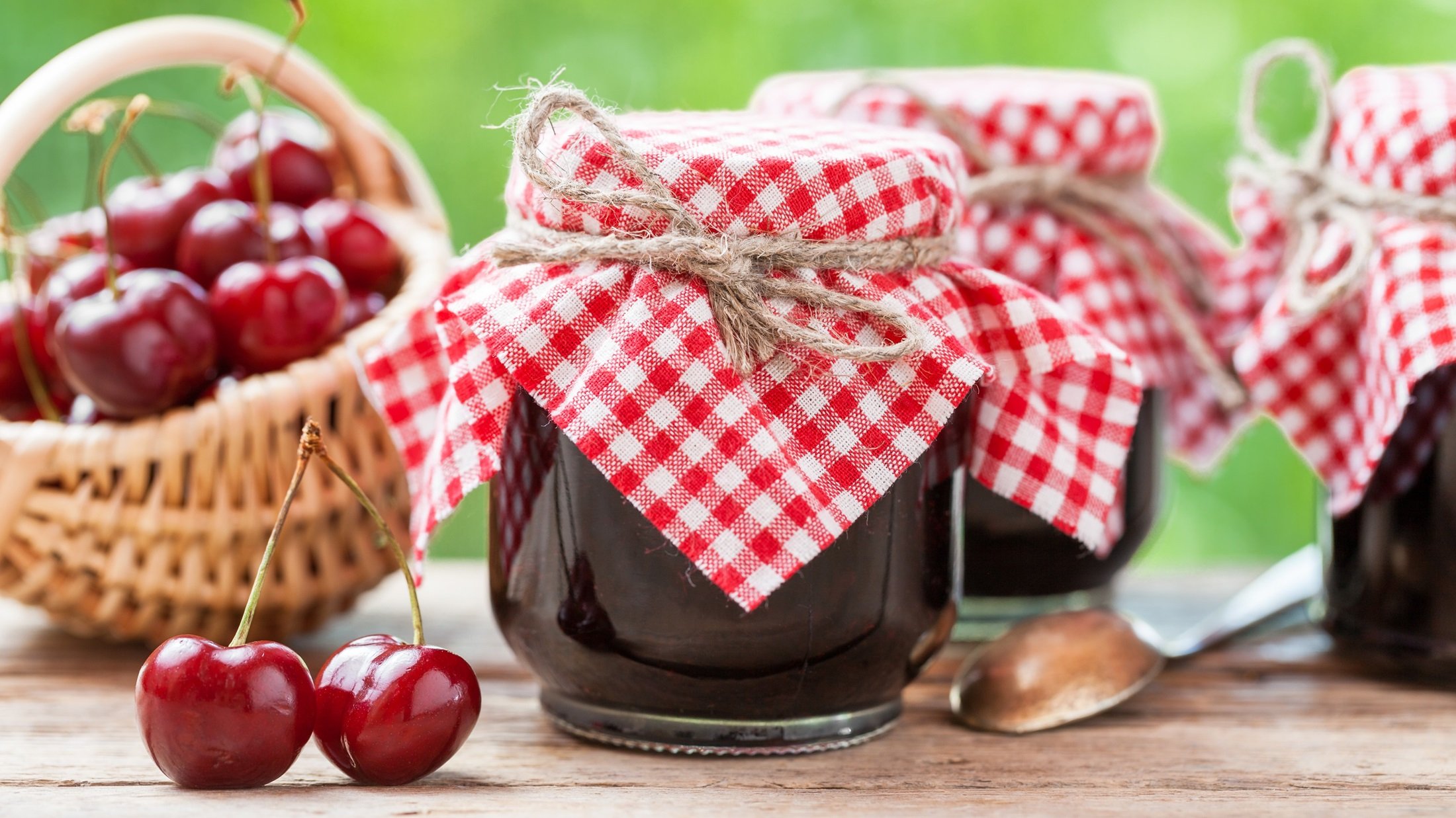 Frontal 3 Gläser Kirschgelee, die nach dem Grundrezept für Gelee für eingekocht wurden.