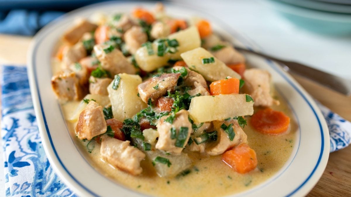 Zubereitete Kohlrabi-Hähnchen-Pfanne mit Möhren auf einem Teller.