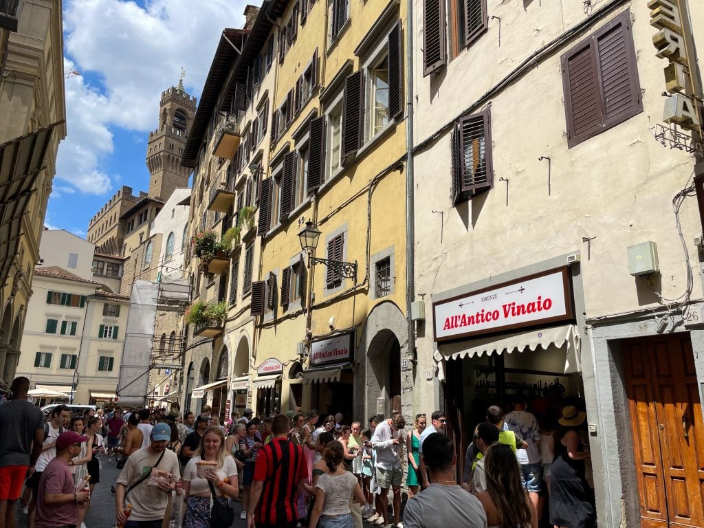 Aussicht auf die Altstadt mit langer Schlange der Touristen zum berühmten All' Antico Vinao.