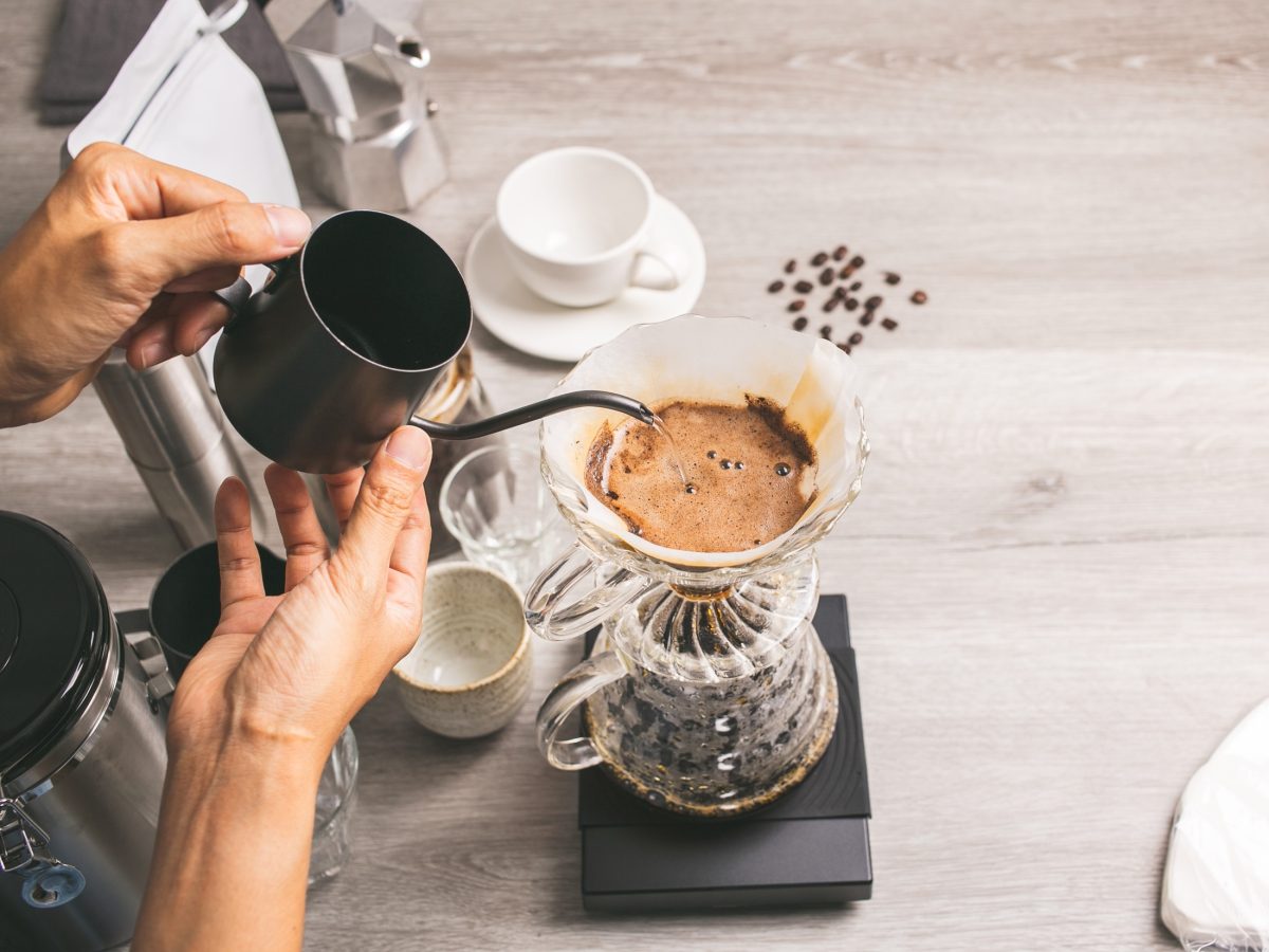 Filterkaffee kochen mit einem handlichen Filter / Draufsicht schräg