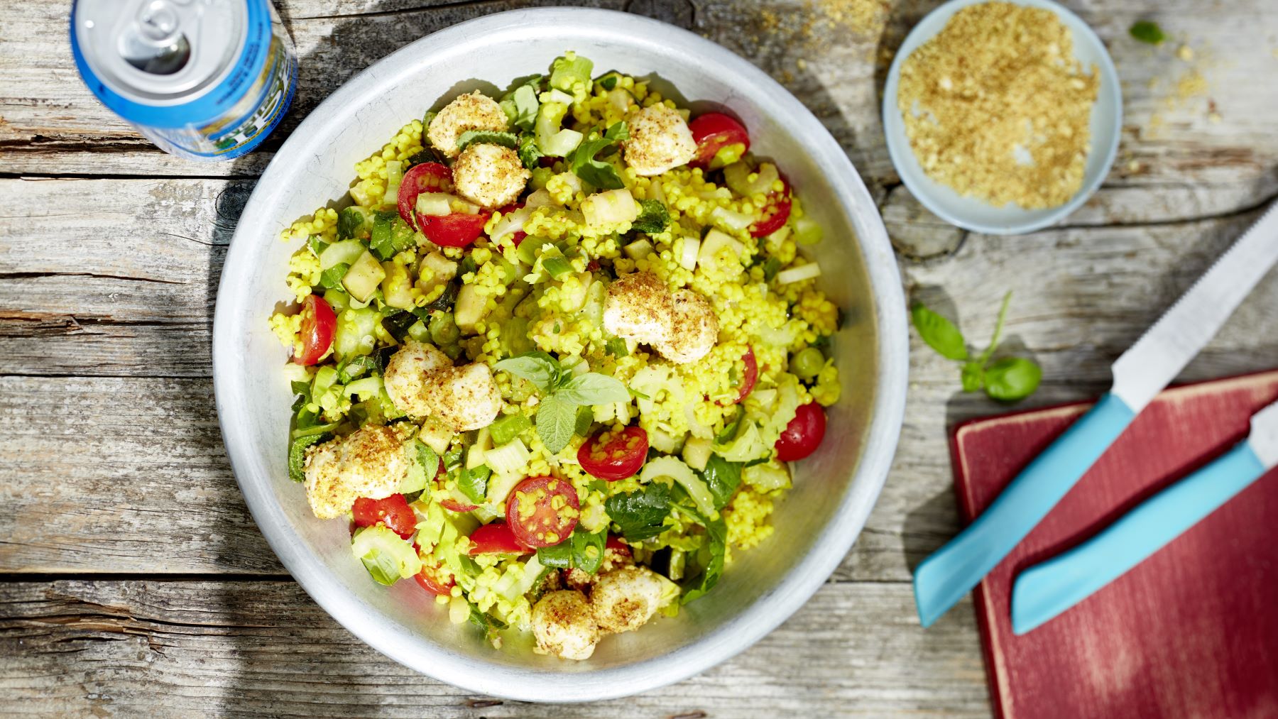 Goldgraupen-Taboulé mit Mandelcrunch-Mozzarellis ist das perfekte Gericht für gemeinsame Momente. Frisch, bunt und voller Liebe.
