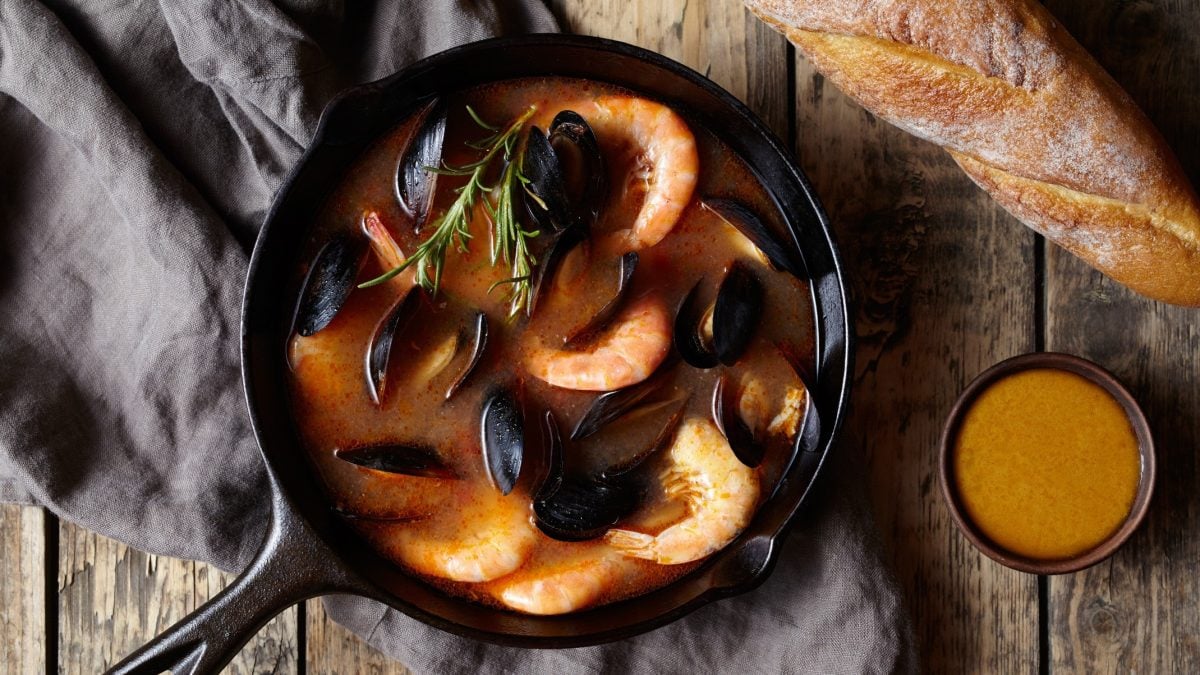 Muschelsuppe mit Garnelen in einer runden Schale / Draufsicht