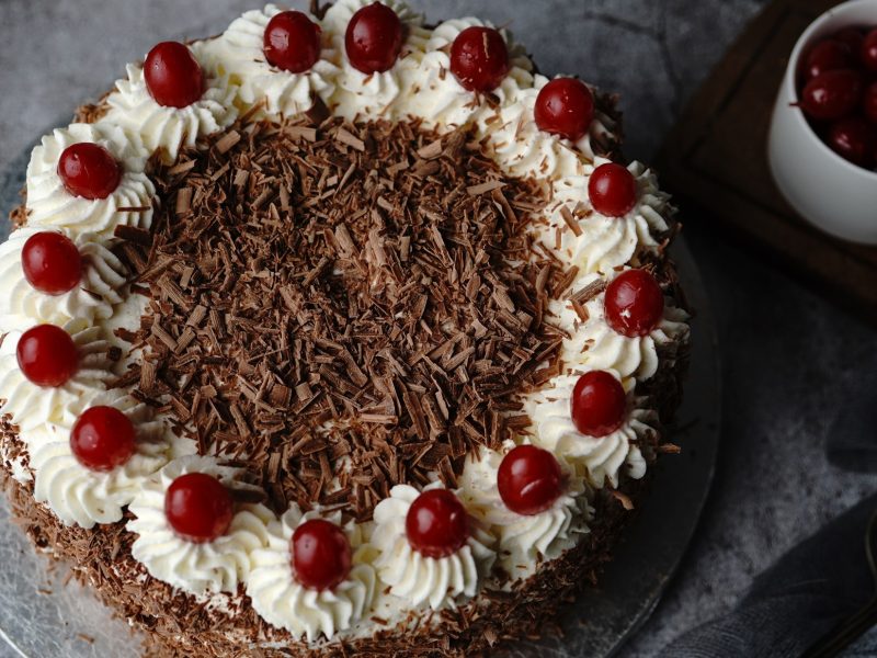 Schwarzwälder Kirschtorte / eine Tasse / Draufsicht