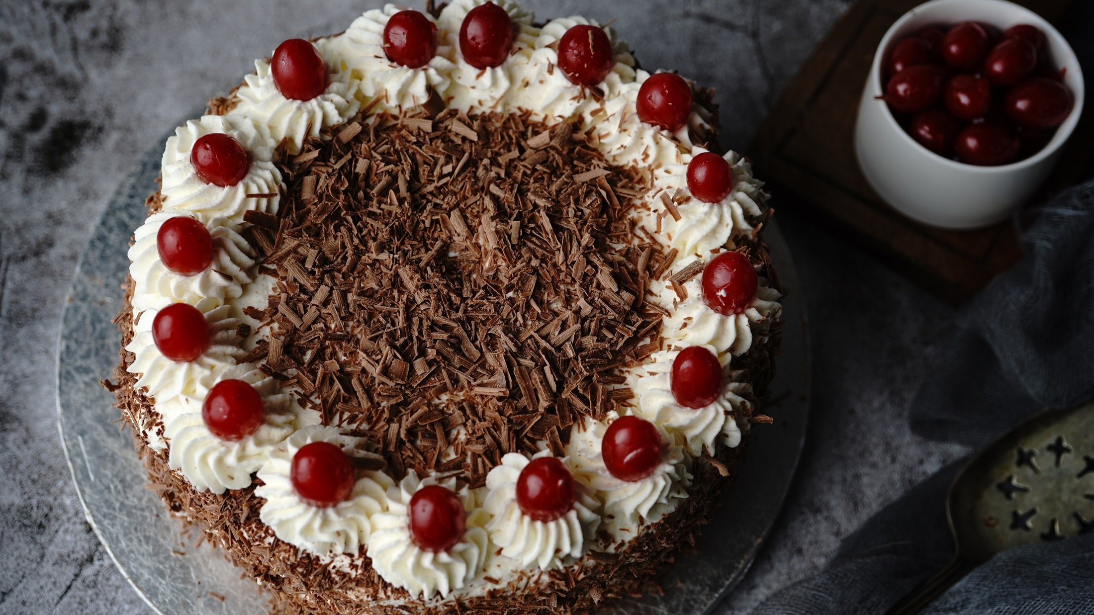 Schwarzwälder Kirschtorte / eine Tasse / Draufsicht